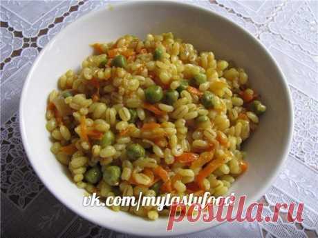 Перловка с овощами в мультиварке.

Нам понадобится:
1 мультистакан перловки
1 луковица
1 морковка
1 горсточка замороженного горошка
2.5 мультистакана воды
Соль, красный перец, растительное (оливковое) масло.

Перловку хорошо промываем холодной водой. Лук и морковь режем и обжариваем на растительном масле, посыпаем красным перцем. В мультиварку кладем перловку, зеленый горошек, наливаем воды, солим и включаем режим Плов. Всё! Когда мультиварка пропищит перемешиваем и кушаем...