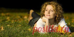 Женщин старят не морщины, а выражение лица. Все мы знаем, что возраст женщины крайне трудно определить. Ведь частенько нам встречаются тридцатилетние "старухи", и пятидесятилетние "молодухи". Психологами даже был предложен термин "психологический возраст". На сколько лет ты себя чувствуешь – таков твой психологический возраст.
И как ни странно, люди, которые себя чувствуют гораздо моложе своего реального возраста – выглядят тоже гораздо моложе.