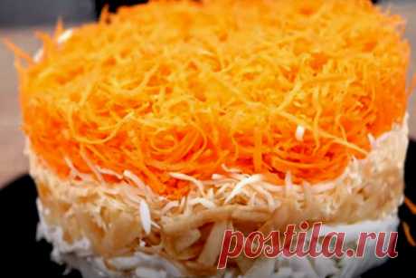 Салат слоеный с морковью и сыром. Из маминой тетрадки - КУХНИ МИРА 
 Слоеный салат с морковью, сыром, яйцами и яблоком получается легким, водушным и неимоверно вкусным. Сочетание продуктов в этом салате удачное Ингредиенты Лук репчатый среднего размера — 1 луковица (100 граммов) Морковь крупная — 1 шт (180-200 гр) Сыр твердый — 100 граммов Яйца отварные — 4 шт (белки) Яблоки среднего размера — 2 яблока […]