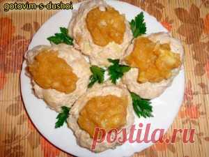 Паровые рисовые котлетки с курицей и яблочным соусом |