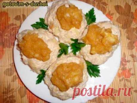 Паровые рисовые котлетки с курицей и яблочным соусом |