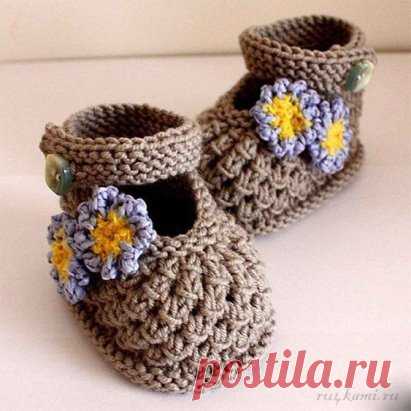 Пинетки-сандали с шишечками спицами, описание и схема по ссылке:       http://ru4kami.ru/vyazhem-aksessuary/1062-pinetki-sandali-s-shishechkami-spicami.html