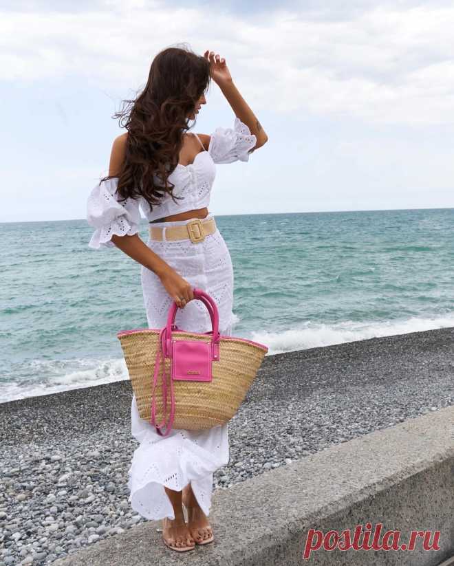 Легкий хлопковый жакет подходит для летних комплектов. Он создает ощущение легкости и непринужденности, и при этом удерживает образ в рамках элегантности.