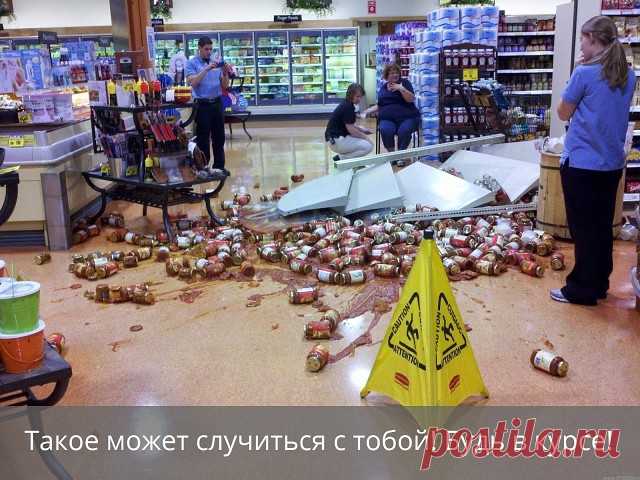 Недавно видела в Пятёрочке ситуацию, когда мужчина зацепил стойку с бутылками, пошатнул не сильно, но несколько бутылок разбилось. Не буду описывать хамское поведение охранника, просто расскажу, что делать в такой ситуации.


Представим ситуацию: пробираясь между стеллажами снес стоящую посреди прохода пирамиду из бутылок висящей на плече сумкой. Ты с расстройства заплатил злым работникам магазина 1488 тысяч рублей, и весь остаток месяца ел воду из-под крана, потому что ча...