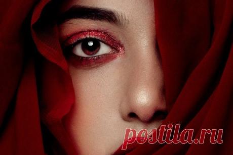 Тени-спарклы: что это такое, как выбрать и наносить Тени-спарклы — косметический продукт, который понравится любительницам сияющего макияжа. Рассказываем, как их выбрать и носить.