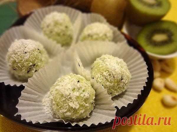 Сладкие шарики с киви и орехами

Конфеты могут быть не только вкусными, но и очень полезными — как эти! Которые вы можете с легкостью приготовить самостоятельно.