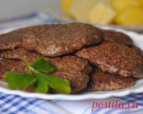 Отличные печёночные котлеты

Ингредиенты:

500 г куриной печени
1 луковица
1-2 зубчика чеснока
1 яйцо
5 ст.л. манной крупы
соль, чёрный перец по вкусу
растительное масло для жарки

Печень, лук и чеснок измельчить в комбайне до однородной массы или пропустить через мясорубку.
Посолить, поперчить, вбить яйцо, перемешать
Всыпать манную крупу, перемешать и оставить на 30-40 минут.
Выложить на сковороду по 1 ст.л. на котлету, обжарить с обоих сторон.
Приятного аппетита!