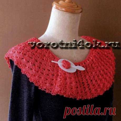 Двухслойный алый воротник