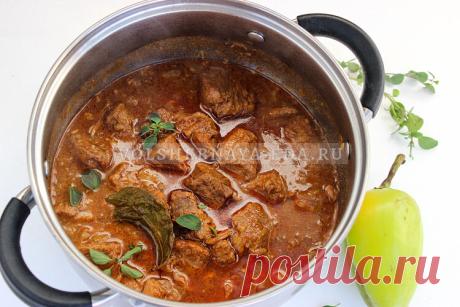 Пёркёльт — самый главный венгерский гуляш из говядины Мясо, тушеное в густом соусе — венгерский гуляш, который правильно называется пёркёльт (переводится как «что-то жареное» и даже «слегка подгоревшее»). В отличие от любого другого гуляша, здесь используется минимум жидкости. Говядина тушится в собственном соку с добавлением вина и небольшого количества воды.