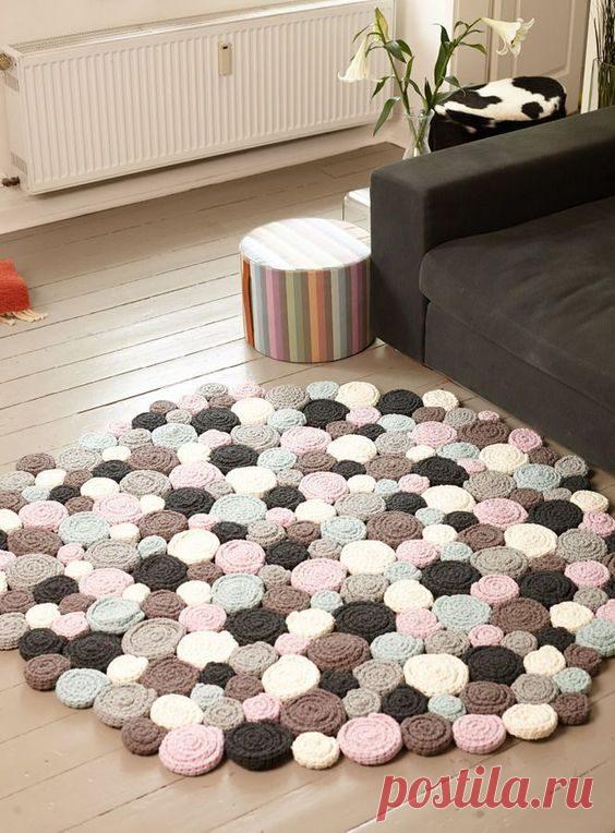 Коврики-пазлы из вязаных и тканевых деталей