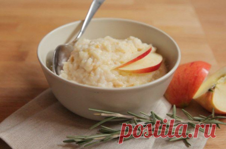 Рисовая каша на молоке с яблоками, розмарином и черным перцем