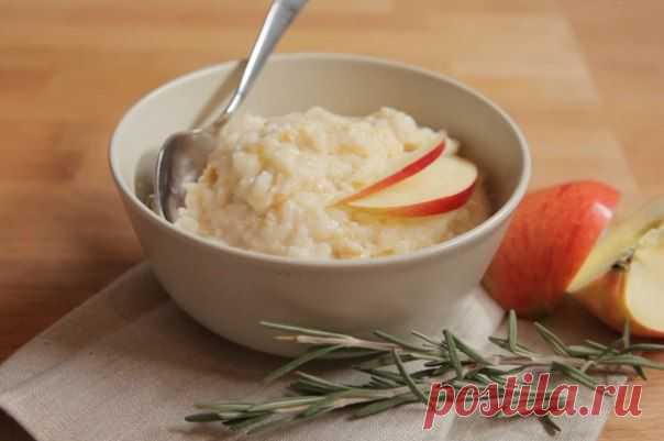 Рисовая каша на молоке с яблоками, розмарином и черным перцем