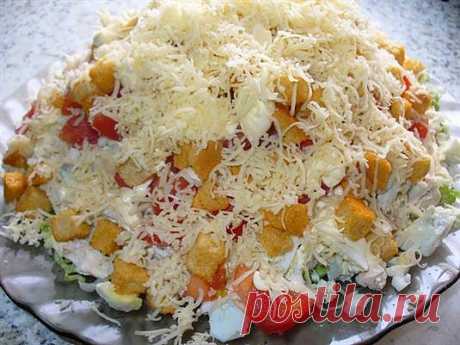САЛАТ С КУРИЦЕЙ, СЫРОМ И СУХАРИКАМИ
НОВОГОДНИЕ САЛАТЫ (ПРАЗДНИЧНЫЕ РЕЦЕПТЫ)


ИНГРЕДИЕНТЫ:
Вареная куриная грудка – 350 гр.
Помидоры – 2-3 шт.
Болгарский перец – 2-3 шт.
Свежие огурцы – 2 шт.
Ржаные сухарики – 80 гр.
Сыр твердых сортов – 150 гр.
Майонез – по вкусу
Чеснок – 1 головка