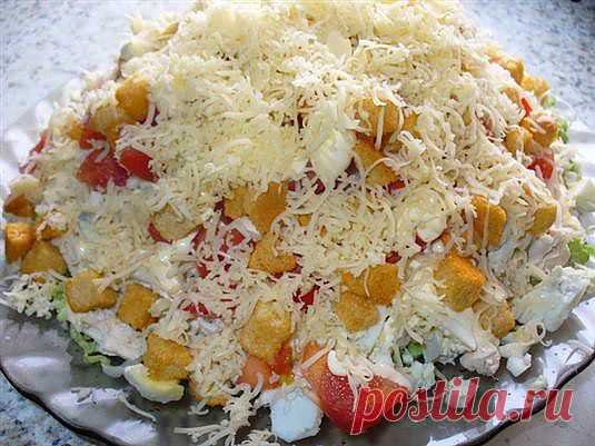 САЛАТ С КУРИЦЕЙ, СЫРОМ И СУХАРИКАМИ
НОВОГОДНИЕ САЛАТЫ (ПРАЗДНИЧНЫЕ РЕЦЕПТЫ)


ИНГРЕДИЕНТЫ:
Вареная куриная грудка – 350 гр.
Помидоры – 2-3 шт.
Болгарский перец – 2-3 шт.
Свежие огурцы – 2 шт.
Ржаные сухарики – 80 гр.
Сыр твердых сортов – 150 гр.
Майонез – по вкусу
Чеснок – 1 головка