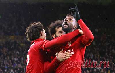 "Ливерпуль" вышел на первое место в турнирной таблице чемпионата Англии по футболу. В субботу подопечные Юргена Клоппа обыграли "Вулверхэмптон" со счетом 1:0