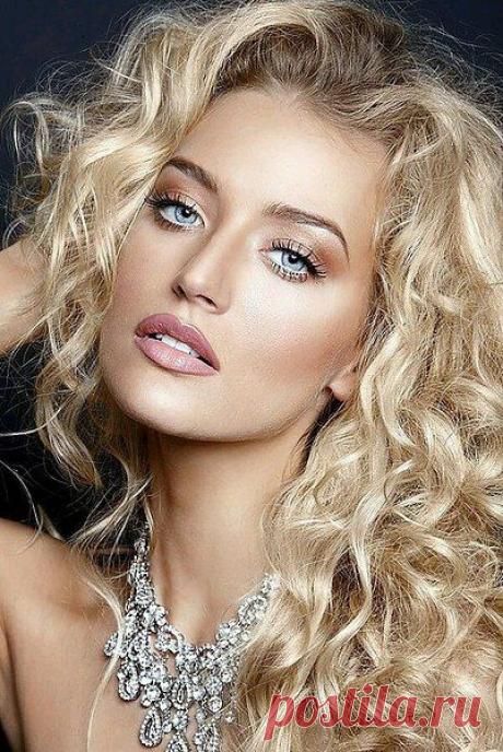 Господи, дай мне счастья -
Горстку, щепотку, немножко:
Солнышком теплым в ненастье,
В болезни - микстуры ложкой,

Сильным плечом в испытании,
Шагом упругим в дороге,
Словом добра в страдании,
Чуткой рукой в подмоге,

В депрессии - сладкой конфеткой,
В радости - песнею звучной,
В пропасти - гибкою веткой,
В жару - грозовою тучей,

В сомненье - решением верным,
В таланте - трудом кропотливым
Нет - не хочу быть первой! -
Просто хочу быть счастливой.