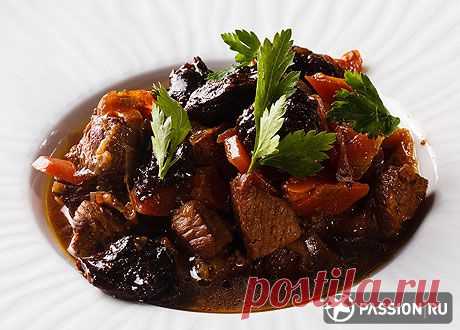 Мясо в горшочках с черносливом | passion.ru