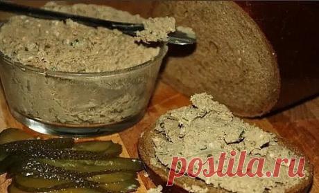 Вкуснее колбасы! Ну почему я раньше не знала этого рецепта?

Готовится из куриного филе, причем всего 30 минут: а результат просто поражает! Паштет станет мега-хитом в вашей семье! Колбасу больше не покупаем))) 
Просто попробуйте и вы сами всё поймёте. 

Состав продуктов:
филе куриное – 400 грамм, 
70 миллилитров бульона (в котором варили мясо); 
морковь – 200 грамм, 
репчатый лук – 2 штуки, 
масло сливочное – 70 грамм, 
чеснок – 2 зубчика, 
лавровый лист – 1 штука, 
перец...
