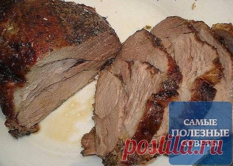 ЗАПЕЧЁННАЯ СВИНИНА В ГОРЧИЦЕ 
ИНГРЕДИЕНТЫ:
 свинина (вроде это была корейка; 500 г.
 чеснок (4-5 зубчиков);
 горчица (2 ст. ложки);
 соль, перец. 
ПРИГОТОВЛЕНИЕ:
Рецепт настолько простой и настолько вкусным получается мясо, что я даже жалею, что не узнала его раньше. Итак, мясо немного споласкиваем, вытираем насухо полотенцем. Солим, перчим по вкусу. Шпигуем в разных местах чесноком. Намазываем горчицей и оставляем на несколько часов в холодном месте. 
Заворачиваем в фольг...