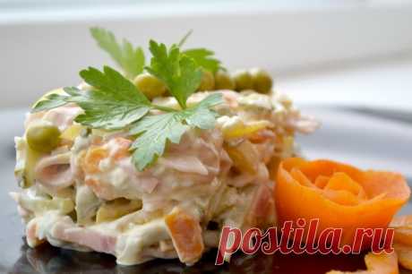 Салат с ветчиной и маринованными огурчиками / Простые рецепты