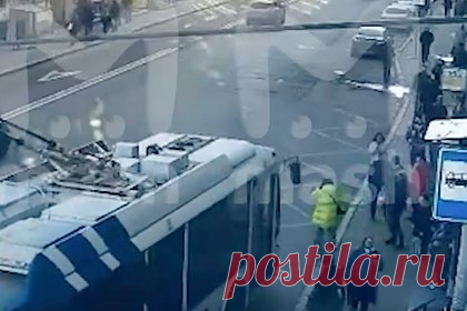 Появилось видео ДТП с погибшей актрисой дубляжа. В сети появилось видео ДТП, в результате которого погибла 54-м году жизни российская актриса дубляжа, озвучившая Мэри Джейн в «Человеке-пауке» и Настасью в «Трех богатырях», Елена Шульман. На записи можно увидеть, как транспортное средство подъезжает к остановке. В это время женщина сходит с пешеходной зоны.