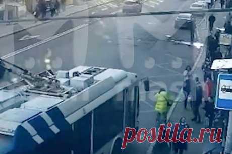 Появилось видео ДТП с погибшей актрисой дубляжа. В сети появилось видео ДТП, в результате которого погибла 54-м году жизни российская актриса дубляжа, озвучившая Мэри Джейн в «Человеке-пауке» и Настасью в «Трех богатырях», Елена Шульман. На записи можно увидеть, как транспортное средство подъезжает к остановке. В это время женщина сходит с пешеходной зоны.