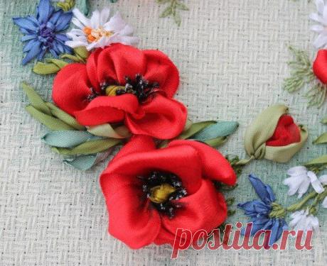 Маки и ромашки вышитые лентами.