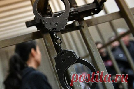 СКР возбудил дело в отношении 20-летней девушки об убийстве новорожденной дочери. В Санкт-Петербурге правоохранители задержали 20-летнюю девушку, выбросившую из окна новорожденную дочь. Следователи возбудили в отношении нее дело по статье 106 («Убийство матерью новорожденного ребенка») УК РФ. 20 ноября россиянка родила ребенка и выкинула его из окна пятого этажа с целью убийства.