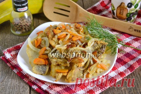 Минтай жареный с луком и морковью