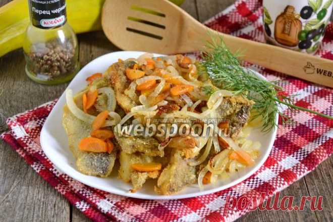 Минтай жареный с луком и морковью
