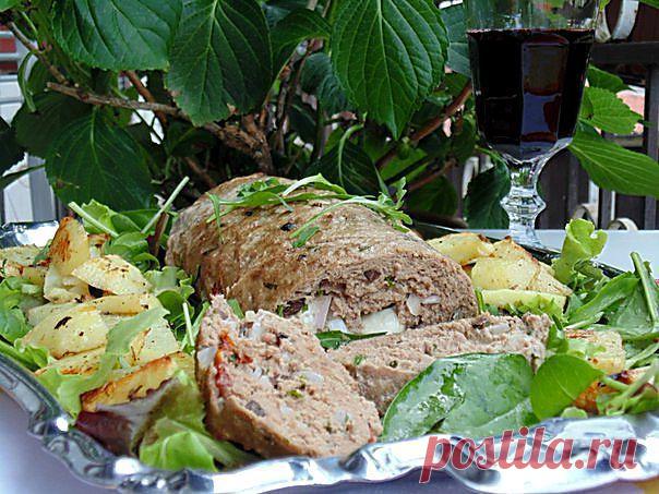 Мясной рулет по-средиземноморски | Foodbook.su Сочный рулет из фарша с вялеными помидорами, оливками и тягучей моцареллой.