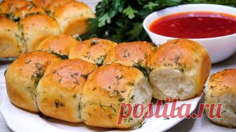 Пампушки с чесноком и зеленью Устоять точно невозможно! Ароматные, почти невесомые пампушки с чесноком и зеленью. Это очень вкусно! Получаются нежные, мягкие, воздушные и почти невесомые, а ароматные какие, просто невозможно устоять...