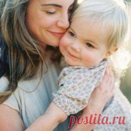 Мамина копия, и не важно, что разный цвет глаз и волос, главное что один оттенок души :)