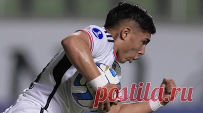 «Оренбург» объявил о подписании контракта с обвинённым в насилии футболистом. Полузащитник «Коло-Коло» Хорди Томпсон на правах аренды перешёл в «Оренбург». Читать далее