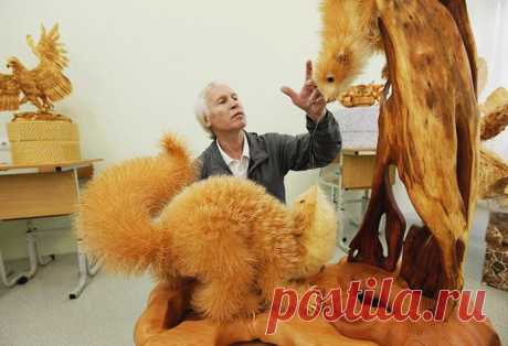 Сергей Бобков, школьный учитель села Кожаны Красноярского края, создает удивительные скульптуры из деревянной стружки.