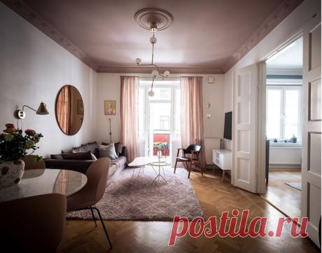 Скандинавский интерьер с розовым потолком (83 кв. м) Скандинавы не перестают удивлять всё новыми способами сделать их типичные квартиры в красивых классических домах уникальными и не похожими на другие.