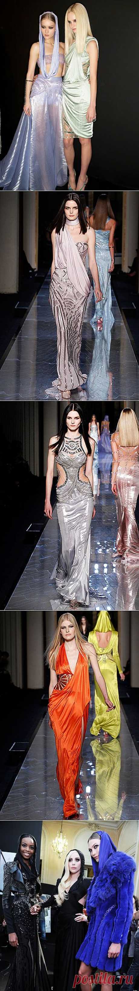 Неделя Высокой моды в Париже: показ Atelier Versace 
Модные ориентиры Донателлы Версаче — облегающие фигуру, точно вторая кожа, платья с отделкой из блестящих кристаллов и тонких цепочек, юбки из напоминающей жидкое стекло тканей, почти невесомые пальто из белой норки и накидки из лисицы, которые носятся на открытых плечах.
