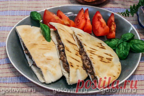 Пита с грибами и сыром. Рецепт с фото Попробуйте приготовить необычную начинку для питы. Как правило, лепешку наполняют ломтиками запеченного или жареного мяса со свежими овощами и салатом. А мы приготовили питу с густым грибным соусом и сыром. Получилось вкусно, даже чем-то напоминает пирог. По желанию подавайте такую питу с овощным салатом.