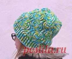 Шапка «Листья» от Raina Kruus в технике бриошь 
Шапочка связана в технике бриошь, патентным узором из нитей двух цветов. Шапочка получается двухсторонняя. Узор одинаково смотрится как с лица, так и с изнанки.
Основная и фоновая нить меняются местами при переходе с лица на изнаночную сторону, но сам рисунок выглядит одинаково.
Шапка связана на круговых спицах. Сначала идёт резинка, которая плавно переходит в узор листочками. Сами листочки формируются за счёт ритмичного приб...