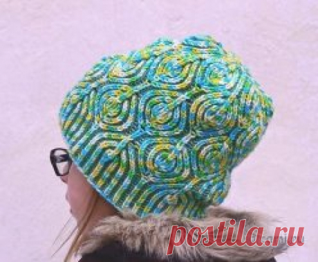 Шапка «Листья» от Raina Kruus в технике бриошь 
Шапочка связана в технике бриошь, патентным узором из нитей двух цветов. Шапочка получается двухсторонняя. Узор одинаково смотрится как с лица, так и с изнанки.
Основная и фоновая нить меняются местами при переходе с лица на изнаночную сторону, но сам рисунок выглядит одинаково.
Шапка связана на круговых спицах. Сначала идёт резинка, которая плавно переходит в узор листочками. Сами листочки формируются за счёт ритмичного приб...