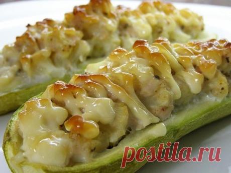 Кабачки, фаршированные курицей и овощами

Кабачок – это не только вкусный, но и очень полезный овощ. В мае все чаще на полках супермаркета мы можем увидеть этот кладезь ценных для нашего организма микроэлементов. Пошаговый рецепт кабачков фаршированных курицей и овощами поможет вам приготовить оригинальное и вкуснейшее блюдо для всей семьи.
Кабачки фаршированные курицей

Показать полностью…
