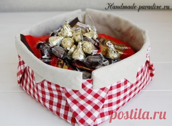 Маленькая корзинка из ткани в технике оригами Маленькая корзинка из ткани в технике оригами Корзинка или вазочка из ткани шьется очень легко, в чем вы сейчас сможете убедиться сами, просмотрев мастер-класс в фотографиях. Здесь и шить-то особо нечего, разве что — квадрат из основной, подкладочной ткани и флизелина. Сшитый и...