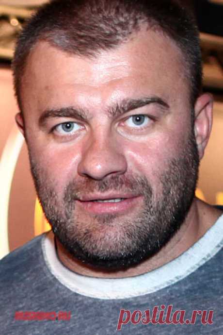 Михаил Пореченков — биография, фильмография, фотографии актёра, продюсера Народный артист России (2019г.). Родился 2 марта 1969г. Учился в Таллинском военно-политическом училище. В 1996г. окончил СПбГАТИ (курс В. Фильштинского). Служил в Театре &quot;На Крюковом канале&quot;, Театре им. Ленсовета. С 2003г. - актер МХТ им. А. Чехова.