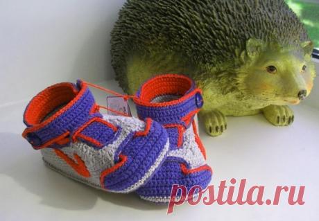 Как связать кроссовки крючком - 5 мастер-классов Рукодельные кроссовки крючком - вещь неоднозначная. С одной стороны, это очень и очень интересный проект, результат гарантированно оригинальный и необычный. С другой, практичность такой обуви - большой вопрос. Однако, если вы ищите идеи подарков для новорожденных, пожалуй, это один из самых замечательных вариантов: во-первых, вряд ли кто-то повторит вашу задумку, во-вторых, такая обувка идеальна для карапузов, которые пока н...