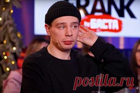 Популярный российский комик раскрыл свой заработок. Популярный стендап-комик Сергей Орлов раскрыл свой заработок. По словам юмориста, его концерт купили 47 тысяч человек. «Это 14 миллионов [рублей]», — отметил рэпер Василий Вакуленко, выступающий под псевдонимом Баста. При этом комик добавил, что он должен будет покрыть из этих денег комиссию и другие расходы.