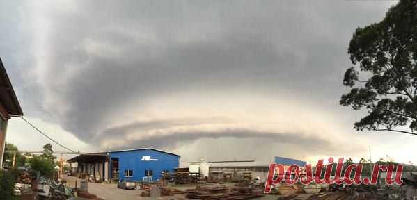 Shelf cloud в Нову-Амбургу больше часа назад (штат Риу-Гранди-ду-Сул, Бразилия). / Социальная погода
