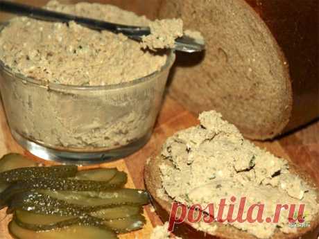 Вкуснее колбасы! Ну почему я раньше не знала этого рецепта?

Готовится из куриного филе, причем всего 30 минут: а результат просто поражает! Паштет станет мега-хитом в вашей семье! Колбасу больше не покупаем))) 
Просто попробуйте и вы сами всё поймёте. 

Состав продуктов:
филе куриное – 400 грамм, 
70 миллилитров бульона (в котором варили мясо); 
морковь – 200 грамм, 
репчатый лук – 2 штуки, 
масло сливочное – 70 грамм, 
чеснок – 2 зубчика, 
лавровый лист – 1 штука, 
перец...