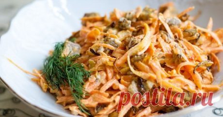 Необычный салат «Обжорка» Это очень вкусный и сытный салат, который полностью соответствует своему названию: гости наедаются ним так же быстро, как он исчезает из тарелки. 
