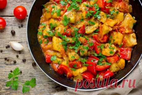 Тушёные баклажаны с помидорами и перцем