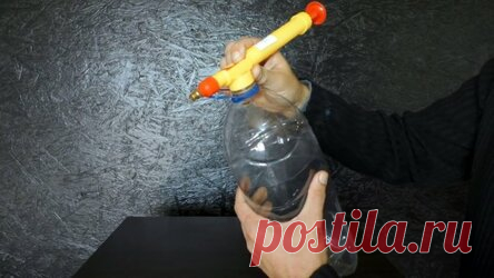 Сделаем домкрат из ПЭТ бутылки, который станет незаменимым помощником в быту Если нужно в одиночку приподнять мебель или тяжелую бытовую технику, чтобы подложить подставку или завести под нее ковровое покрытие, можно воспользоваться очень простым домкратом. Он позволит приподнять тяжесть вообще не напрягая спину. Что потребуется: пластиковая бутылка 2 л; садовый опрыскиватель на бутылку. Процесс сборки и способы применения домкрата. Для изготовления домкрата нужно сжать бу...